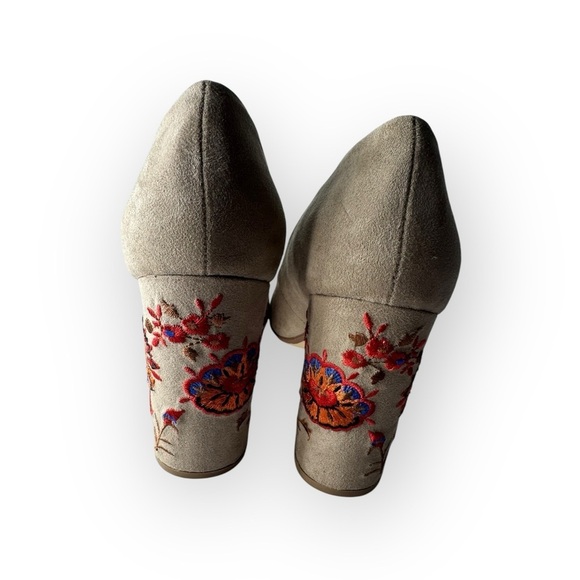 Restricted Embroidered Boho Suede Tan High 3.5 inch Block Heels Size 8.5 Floral - Picture 5 of 9